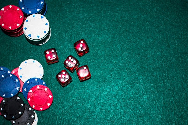 Pengguna bermain game online melalui ponsel di lingkungan yang nyaman