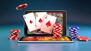 Pengguna memainkan slot online menggunakan ponsel di lokasi kasual